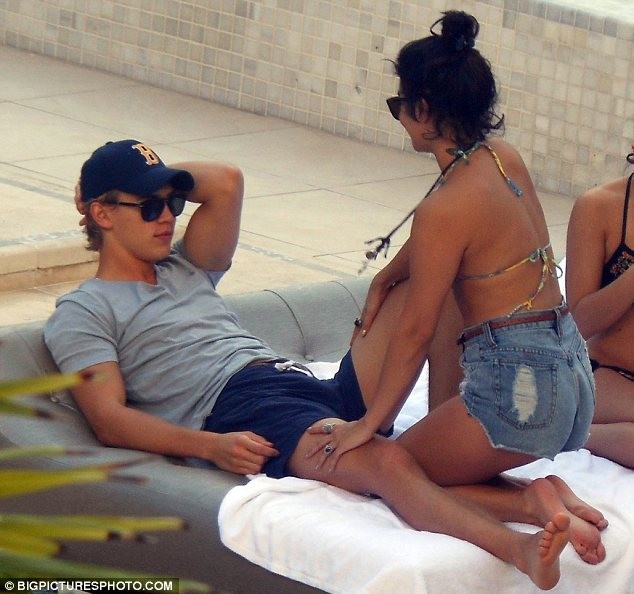Vanessa Hudgens không ngại "âu yếm" bạn trai nơi công cộng ảnh 5