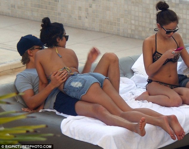 Vanessa Hudgens không ngại "âu yếm" bạn trai nơi công cộng ảnh 6