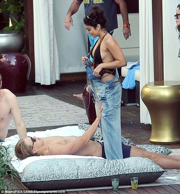 Vanessa Hudgens không ngại "âu yếm" bạn trai nơi công cộng ảnh 7