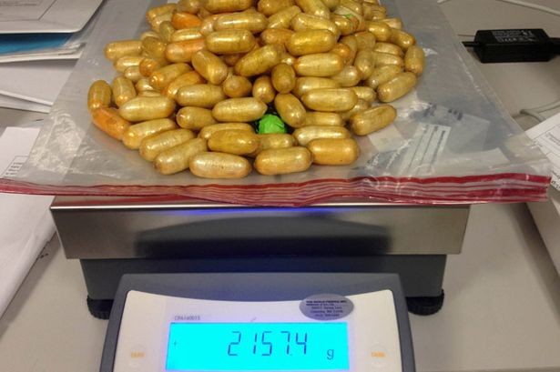 Nuốt hơn 2 kg heroin vào bụng để buôn lậu ma túy vào Mỹ ảnh 1