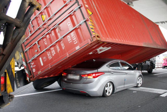 Bị container "đè đầu" Huyndai Elantra "thoát chết trong gang tấc" ảnh 3