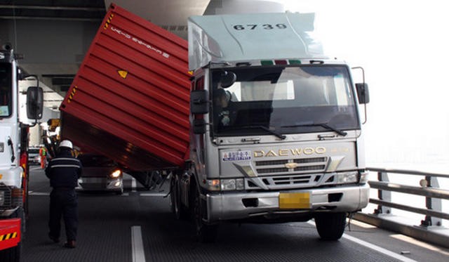Bị container "đè đầu" Huyndai Elantra "thoát chết trong gang tấc" ảnh 4