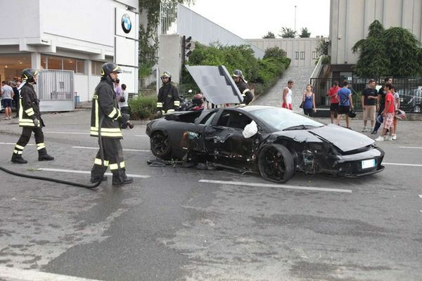 Lamborghini Murcielago "phá nát" đại lý xe BMW ảnh 4