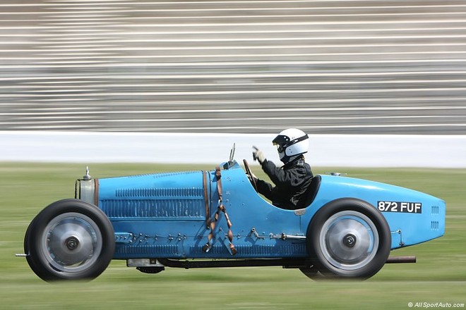 Chiêm ngưỡng phiên bản đặc biệt của Bugatti Veyron ảnh 2