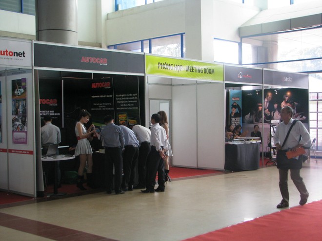 Choáng ngợp với xe và "chân dài" tại Vietnam Motor Show 2012 ảnh 4