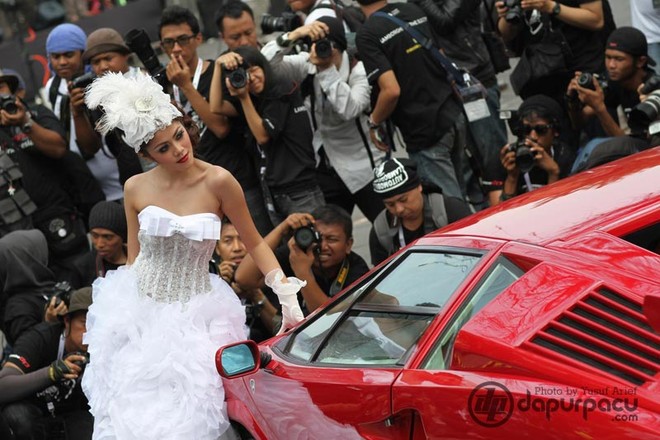 Ngắm các quý cô xinh đẹp lả lướt bên Lamborghini ảnh 1