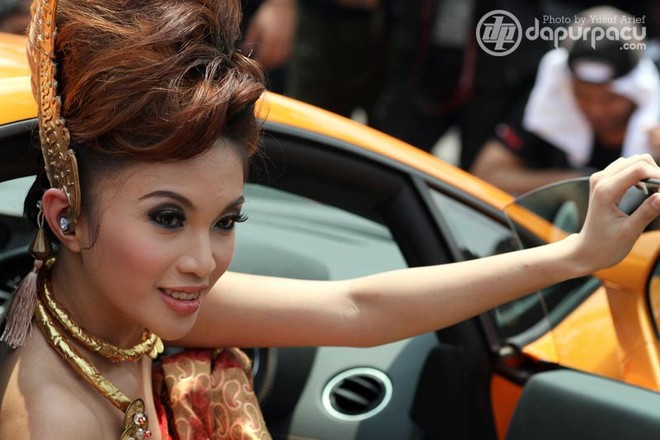 Ngắm các quý cô xinh đẹp lả lướt bên Lamborghini ảnh 3