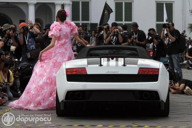 Ngắm các quý cô xinh đẹp lả lướt bên Lamborghini ảnh 4