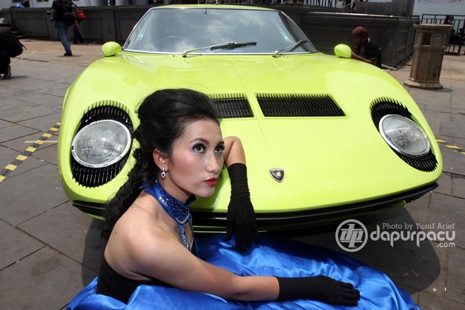Ngắm các quý cô xinh đẹp lả lướt bên Lamborghini ảnh 7