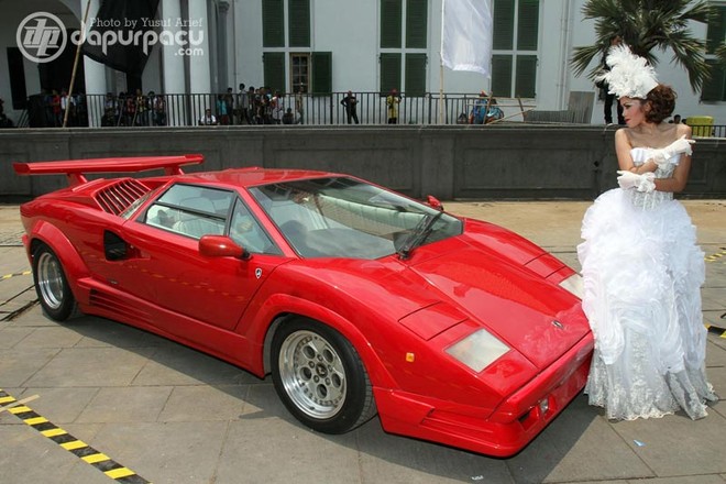 Ngắm các quý cô xinh đẹp lả lướt bên Lamborghini ảnh 8