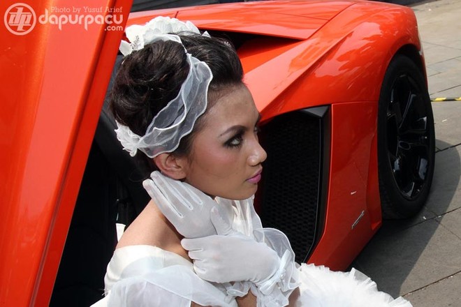Ngắm các quý cô xinh đẹp lả lướt bên Lamborghini ảnh 11