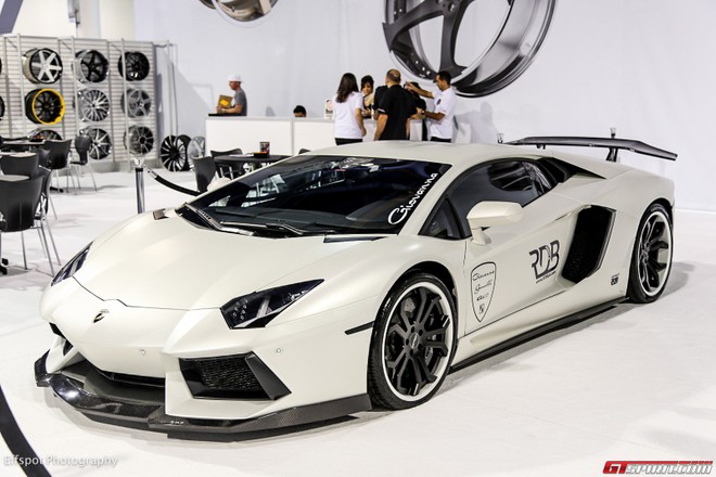 Chiêm ngưỡng Lamborghini Aventador trắng đẹp lóa mắt ảnh 2