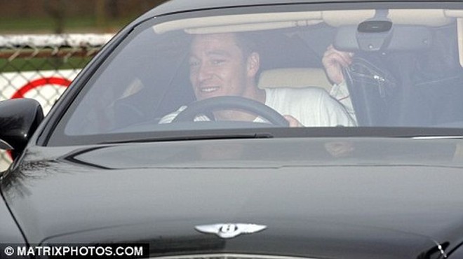 Trung vệ John Terry bỏ lại xe Bentley giữa phố vì ngại tắc đường ảnh 1