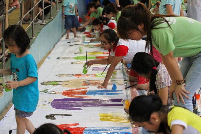Thiếu nhi tưng bừng vẽ tranh khổng lồ, trình diễn ánh sáng mừng 1/6 ảnh 2