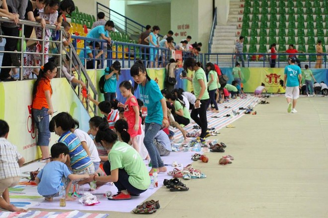 Thiếu nhi tưng bừng vẽ tranh khổng lồ, trình diễn ánh sáng mừng 1/6 ảnh 1