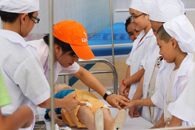 Thiếu nhi tưng bừng vẽ tranh khổng lồ, trình diễn ánh sáng mừng 1/6 ảnh 9
