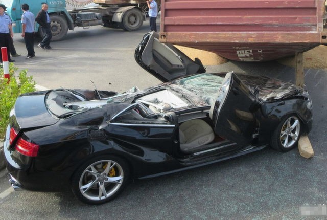 Xế sang Audi bị container đè nát vụn ảnh 4
