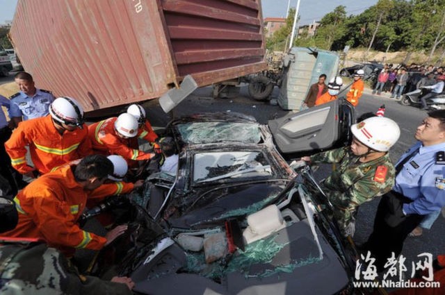 Xế sang Audi bị container đè nát vụn ảnh 5