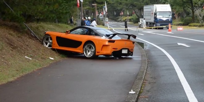 Mazda RX-7 mất lái lao vào đám đông, 5 người bị thương ảnh 2