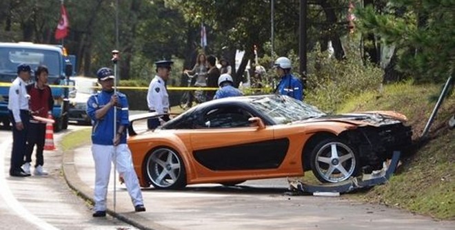 Mazda RX-7 mất lái lao vào đám đông, 5 người bị thương ảnh 1