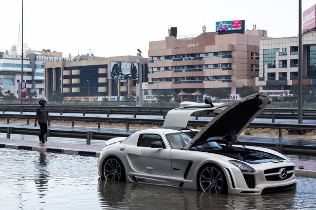 Mercedes SLS AMG “chết đuối” sau trận mưa ảnh 1
