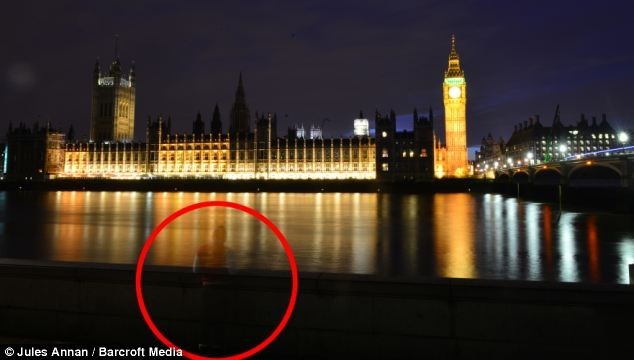 Bóng ma xuất hiện ở London đêm chào năm mới ảnh 1