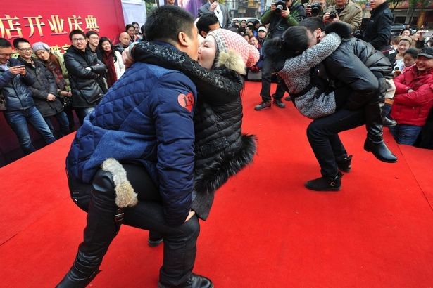 Thi nhau "khóa môi" để giành nhẫn kim cương ảnh 1