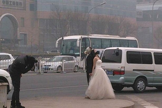 Cặp đôi đeo mặt nạ chống độc khi chụp ảnh cưới ảnh 1