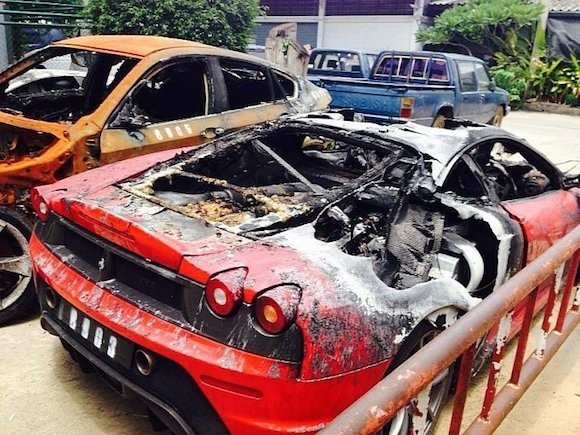 Lamborghini, Ferrari, Bentley cùng nhau "chết cháy" ảnh 1