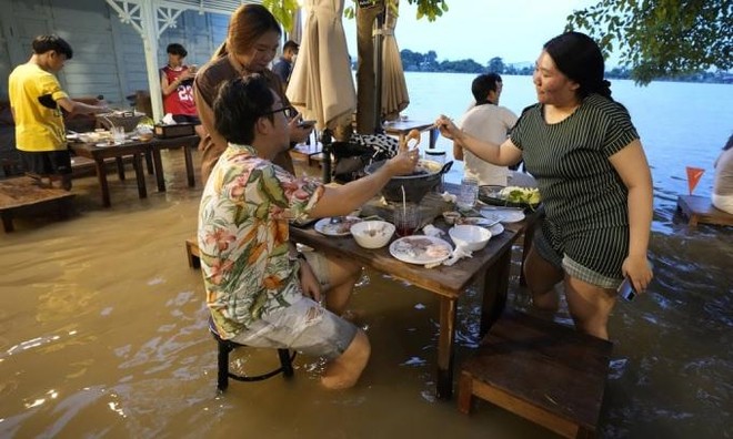 Nhà hàng ở Thái Lan gây sốt vì phục vụ thực khách giữa dòng nước lũ ảnh 1