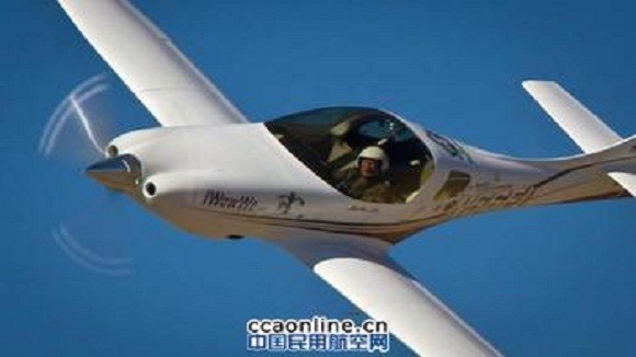 Máy bay Mỹ rơi xuống hồ khi biểu diễn nhào lộn tại Trung Quốc ảnh 1