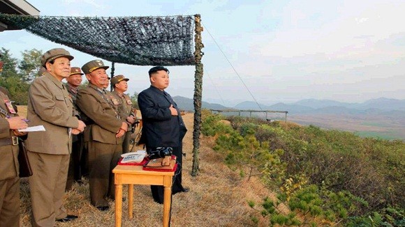 Ông Kim Jong-un thị sát diễn tập bắn đạn thật cực lớn của quân đội Triều Tiên ảnh 2
