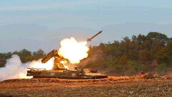Ông Kim Jong-un thị sát diễn tập bắn đạn thật cực lớn của quân đội Triều Tiên ảnh 3