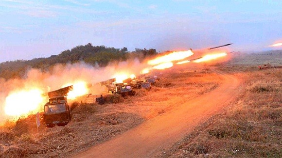 Ông Kim Jong-un thị sát diễn tập bắn đạn thật cực lớn của quân đội Triều Tiên ảnh 1