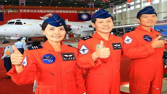 Đài Loan có nữ phi công lái “Sát thủ săn ngầm” ảnh 2