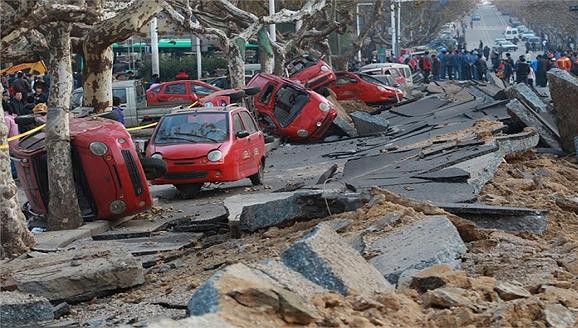 Nổ đường ống dẫn dầu Trung Quốc, 47 người chết, hàng trăm người bị thương ảnh 1