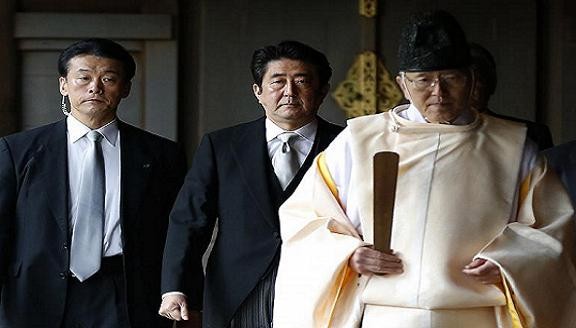 Mỹ “vừa đấm, vừa xoa” Nhật sau sự kiện Yasukuni ảnh 1