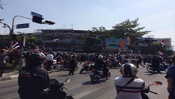 Đoàn biểu tình của ông Suthep bị đánh bom, 28 người bị thương ảnh 1