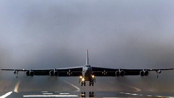 Mỹ triển khai 3 máy bay ném bom hạng nặng B-52 tới châu Âu làm gì? ảnh 2