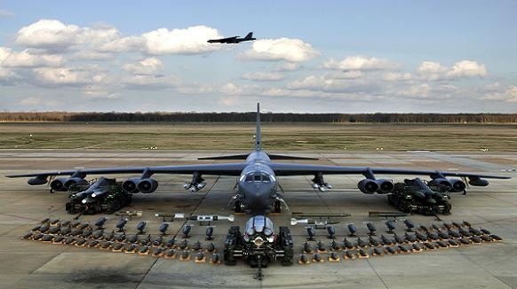 Mỹ triển khai 3 máy bay ném bom hạng nặng B-52 tới châu Âu làm gì? ảnh 1