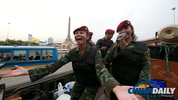 Quân đội Thái Lan tổ chức tiệc tùng, nhảy múa để lấy lòng dân ảnh 6