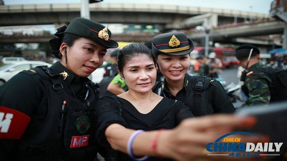 Quân đội Thái Lan tổ chức tiệc tùng, nhảy múa để lấy lòng dân ảnh 7