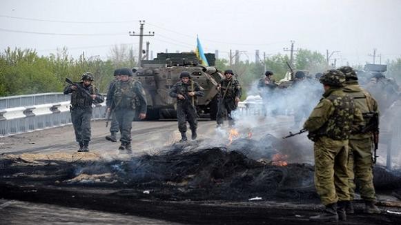 Liên minh cầm quyền kêu gọi Tổng thống Ukraine áp đặt thiết quân luật ở miền Đông ảnh 1