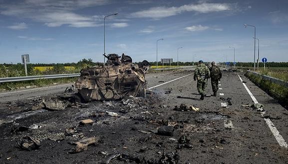 Lính Ukraine bị vây ở Lugansk xin phá vũ khí, đầu hàng dân quân ảnh 1