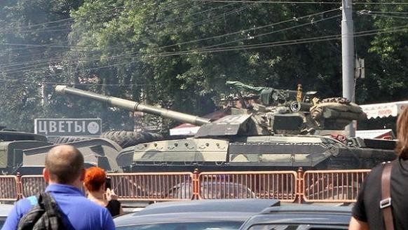 Ukraine đưa xe tăng và vũ khí hạng nặng vào thủ đô Kiev làm gì? ảnh 1