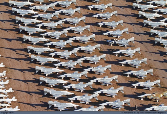 Tiêm kích F-16 Mỹ bị gió quăng, đập bẹp 1 chiếc F-16 khác ảnh 6