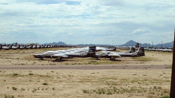 Tiêm kích F-16 Mỹ bị gió quăng, đập bẹp 1 chiếc F-16 khác ảnh 10