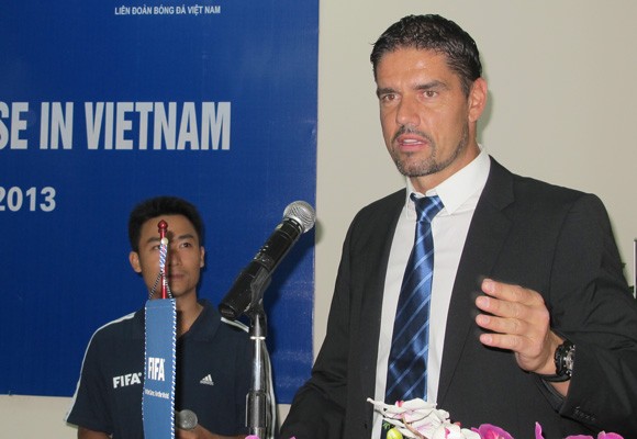 “Sếu vườn” Pascal Zuberbuhler bất ngờ sang Việt Nam…dạy học ảnh 2