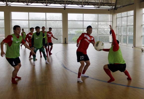 Tuyển VN chân đi tất, tập bóng ném trong nhà futsal ảnh 2