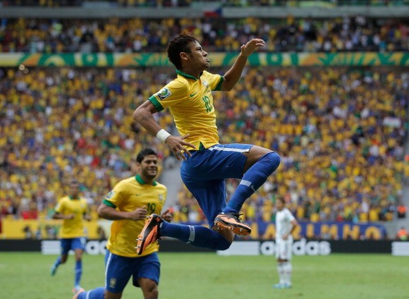 Roberto Carlos đặt niềm tin vào Neymar ảnh 1